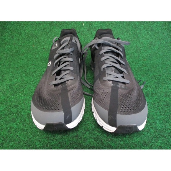 On Running Cloudflow Mens Size 9.5 Black Gray White Comfort Shoes Sneakers - Picture 2 of 13